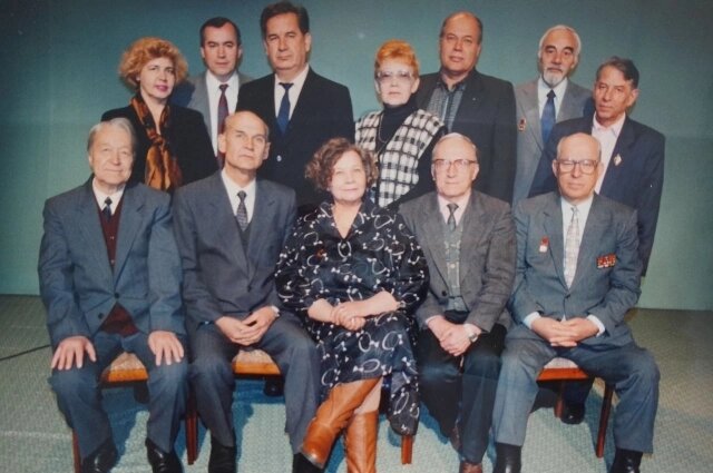    Общий стаж работы на радио мамы Екатерины (слева в верхнем углу) и бабушки (нижний ряд) - около ста лет. Фото: Из личного архивa/ Екатерина Сафонова