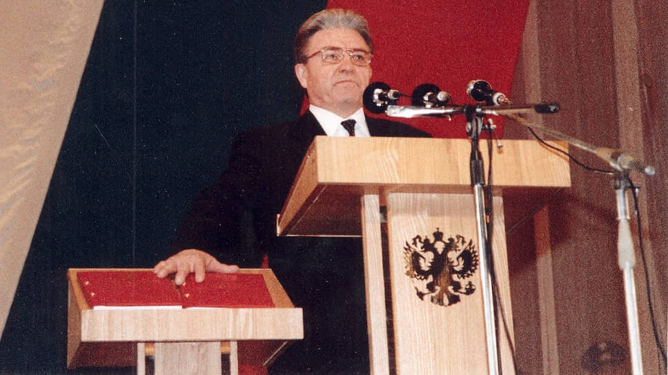 Первая торжественная церемония состоялась в начале 1997 года — присягу губернатора принес победивший 22 декабря 1996 года на выборах первый всенародного избранный глава региона Геннадий Игумнов.📷Фото: Пермский госархив
