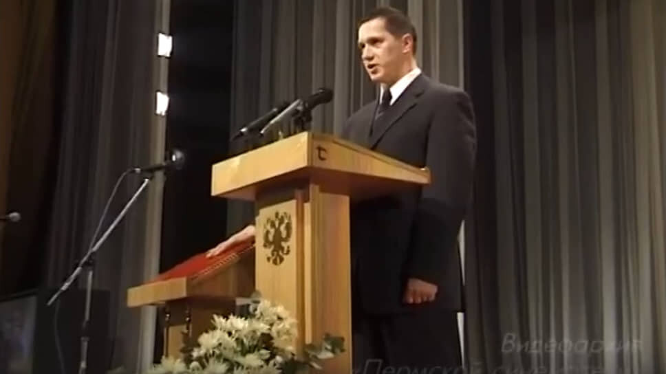 Следующая инаугурация состоялась 14 декабря 2000 года в Культурно-деловом центре. Те выборы у Геннадия Игумнова выиграл мэр Перми Юрий Трутнев. Он принес клятву на верность Отечеству и Прикамью.📷Фото: кадры из видеоархива «Пермской синематеки»