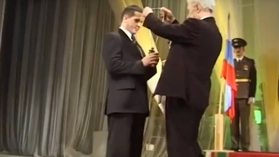 Затем из рук председателя областной избирательной комиссии Анатолия Лебедева получил удостоверение и знак губернаторской власти — цепь с медальоном.📷Фото: кадры из видеоархива «Пермской синематеки»