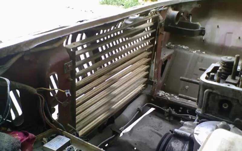    На многих автомобилях (ГАЗ-24-10, к примеру) перед радиатором стояли жалюзи, которые частично решали проблему.