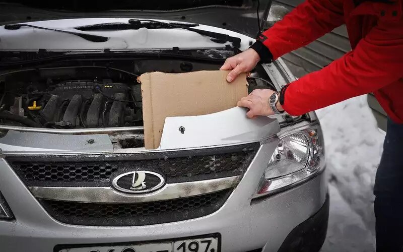    Картонка или иной барьер перед радиатором станут непроходимой преградой для камешков, песка и реагентов, которые могут навредить теплообменнику.