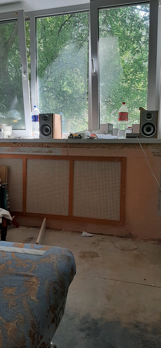 примерка будующих решеток для батарей. Один из этапов творческого процесса ремонта-визуализация, создание образа. Здесь же можно наблюдать часть аудиосистемы с усилителем и на мой взгляд замечательными полочниками от samsung, которые озвучивали мое пространство на всем протяжении ремонта.