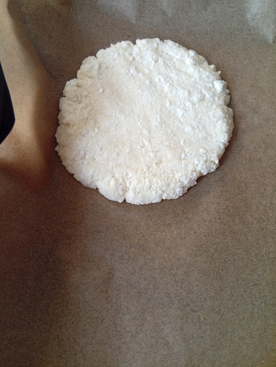 Потом пальцами или вилкой придавливаем и формируем круг