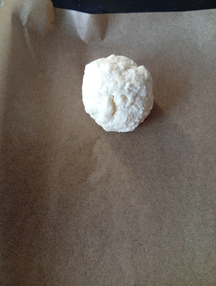 Из теста скататься шарик