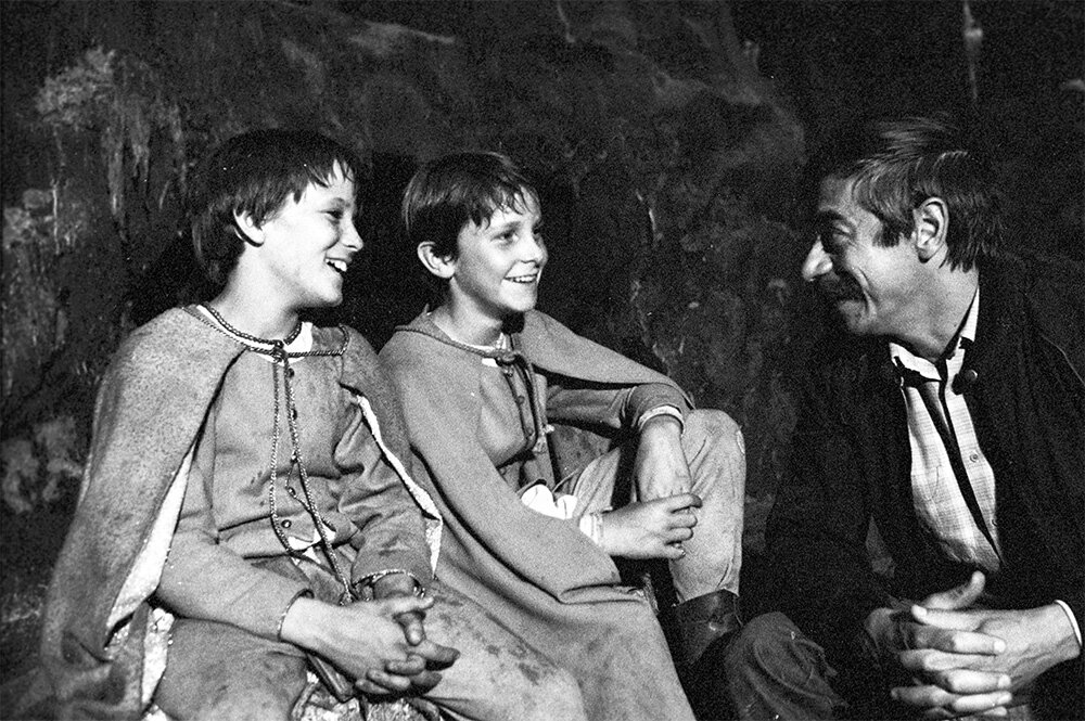    Режиссер Владимир Грамматиков беседует с юными артистами перед началом съемок художественного фильма «Мио, мой Мио», 1987 г. Фото: РИА Новости/ Галина Кмит