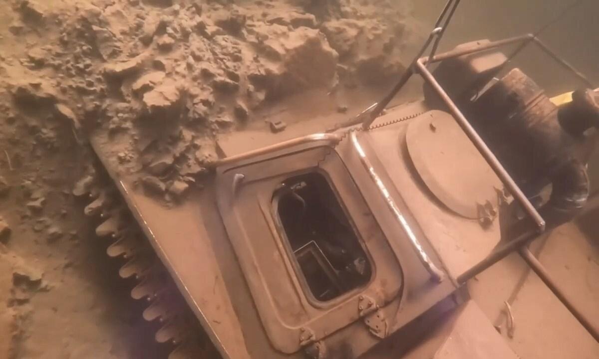 Вездеход на дне озера.  фото: картинки яндекс.