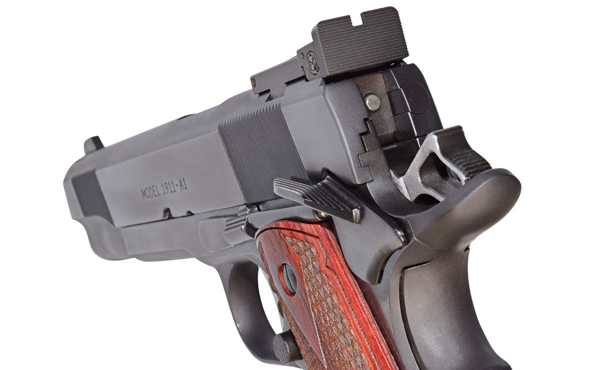 Компания Rock River выбрала регулируемую прицельную систему BoMar с зазубренными элементами, которые предотвращают блики и обеспечивают ясный обзор.