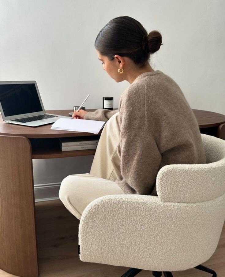 С любовью к каждому . Наташа Эльберг- более 24 лет непрерывно практикующий кризисный психолог, энергопсихолог , автор книг -бестселлеров , автор методики ментальной трансформации и коррекции любых жизненных ситуаций с помощью специальных энергопрактик. Автор - мастер энергетического таро