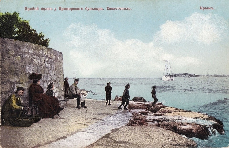    Прибой волн у Приморского бульвара. Почтовая открытка 1908 года. Фото: ВК Ретро Севастополь - Старые фото - История