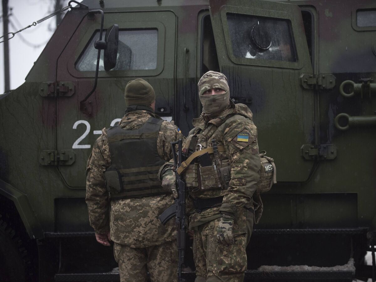    Украинские военнослужащие в Авдеевке, Украина. 4 февраля 2017© AP Photo / Evgeniy Maloletka