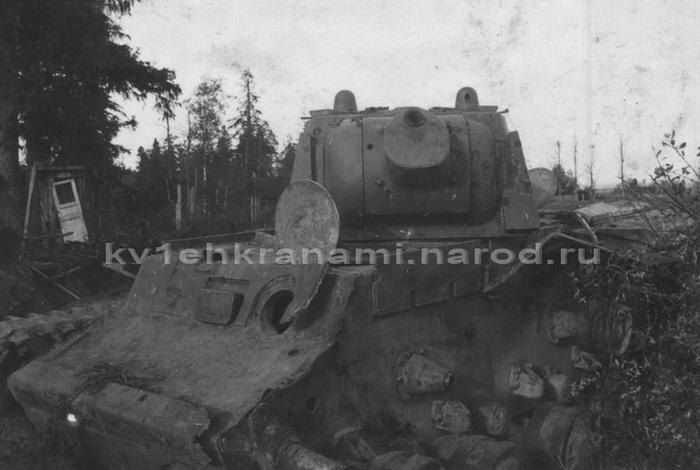 Танк КВ-1 производства ЛКЗ выпуска августа 1941 года с заводским номером М-5094 на юго-восточной окраине Павловского парка (коллекция автора)