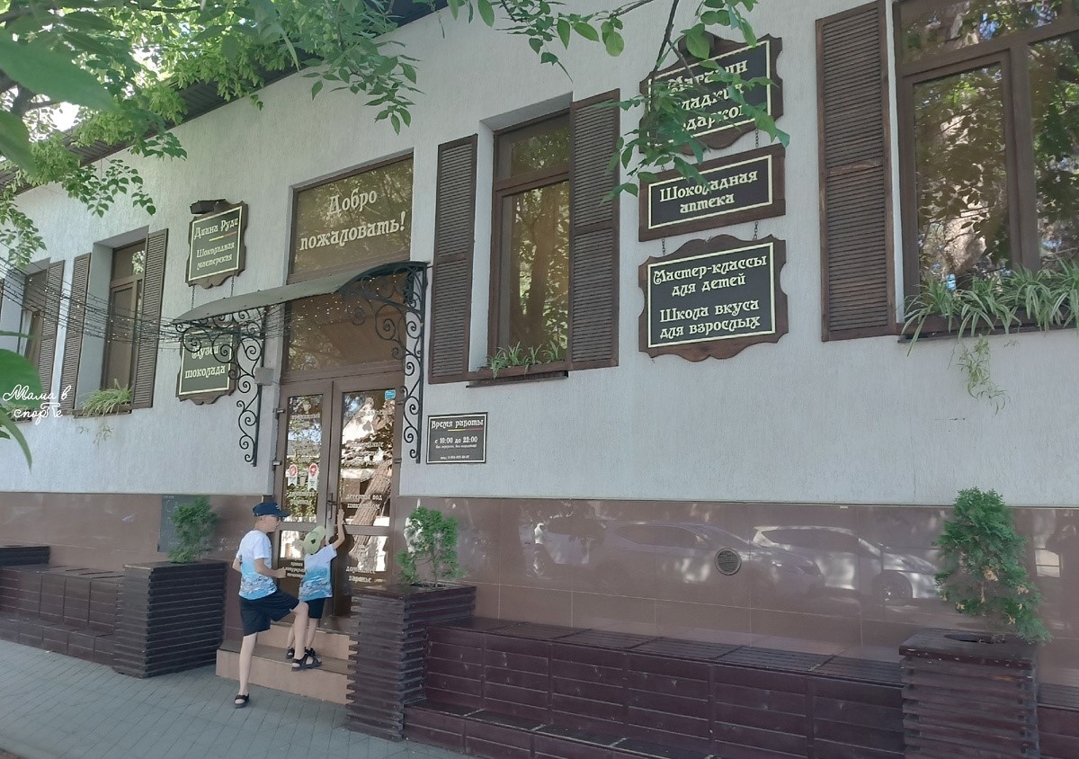 Сама сфотографировать здание не догадалась, поэтому фото из интернета. Все остальные фотографии автора.