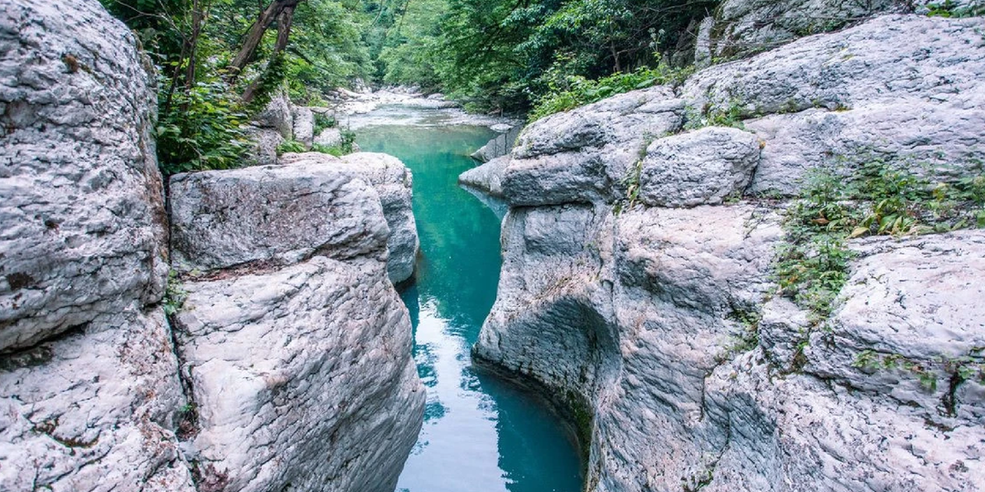 Топ-5 лучших ракурсов для селфи в горах Сочи: от панорамных хребтов до прыжка над пропастью
