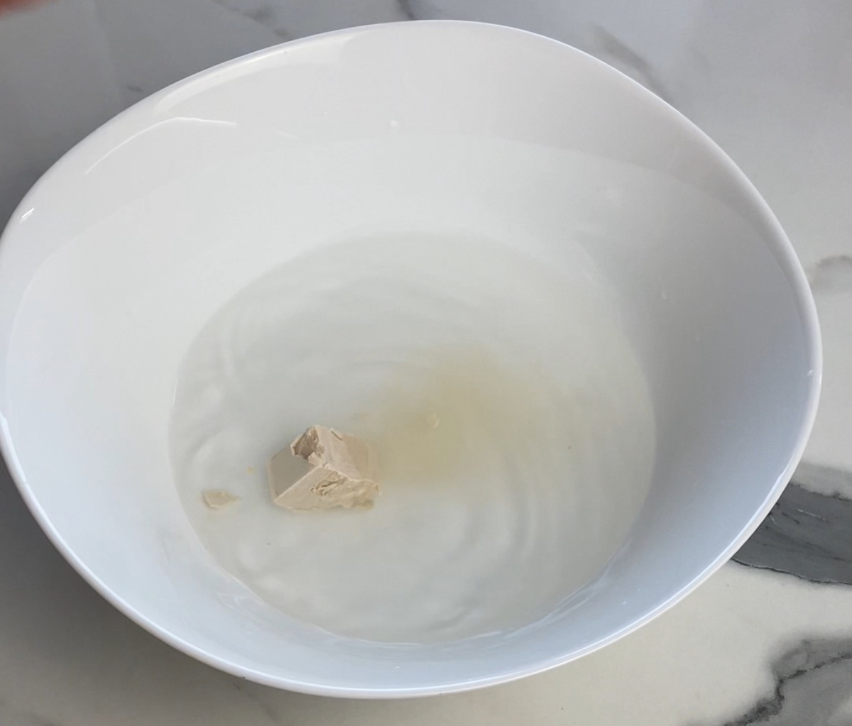 В теплую воду добавить соль, сахар, дрожжи.