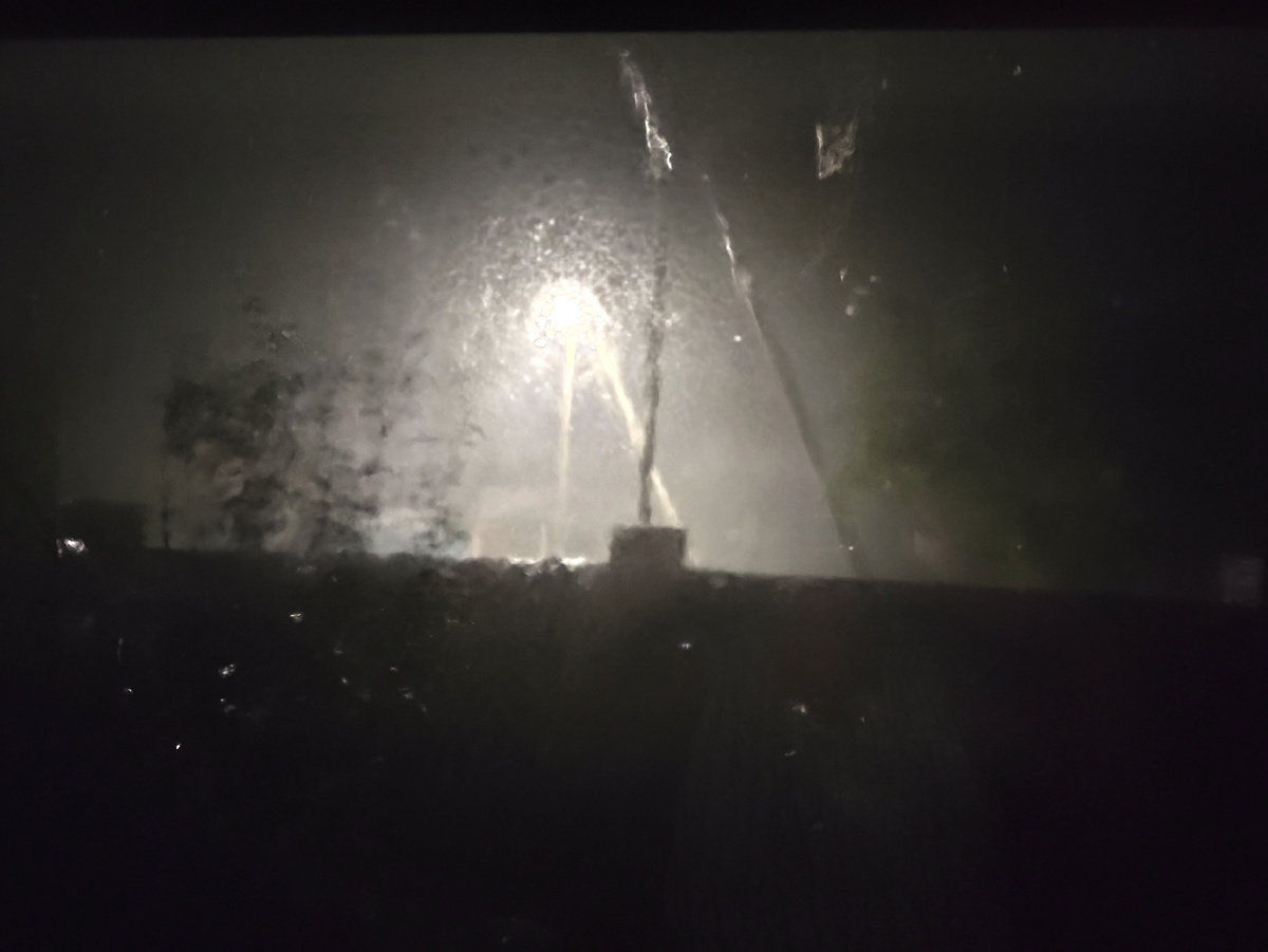 Самое смешное, что фонари продолжали гореть всю ночь.