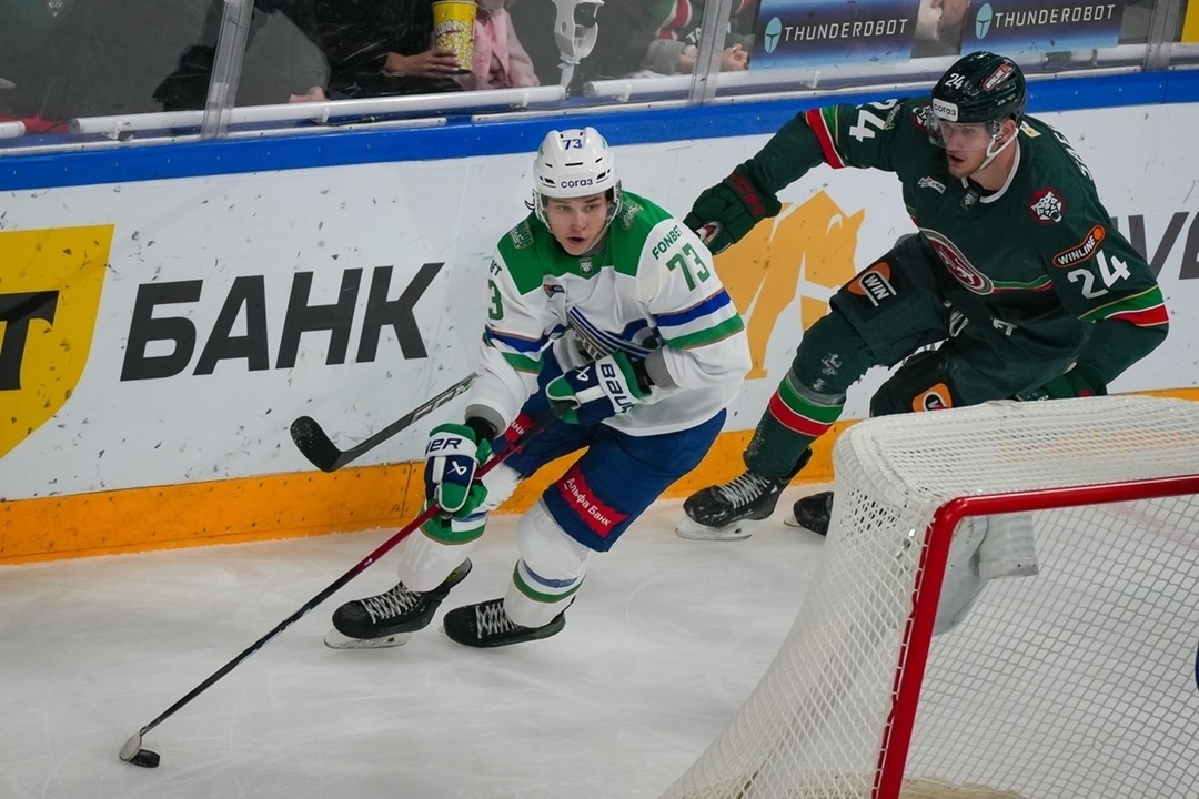    Защитник «Салавата Юлаева» Ярослав Цулыгин (с шайбой) в матче с «Ак Барсом».ХК «Салават Юлаев»