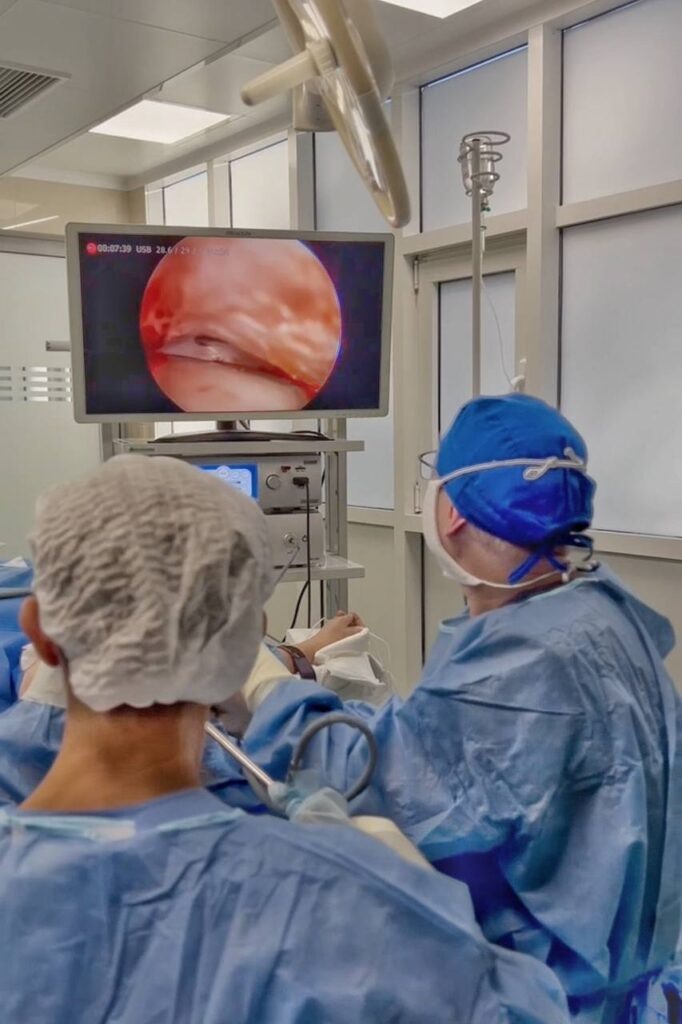 В операционной: так выглядит операция по эндоскопической подтяжке лба