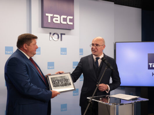    Гендиректор ТАСС Андрей Кондрашов и руководитель южного инфоцентра ТАСС Сергей Тюрин // фото: donland.ru