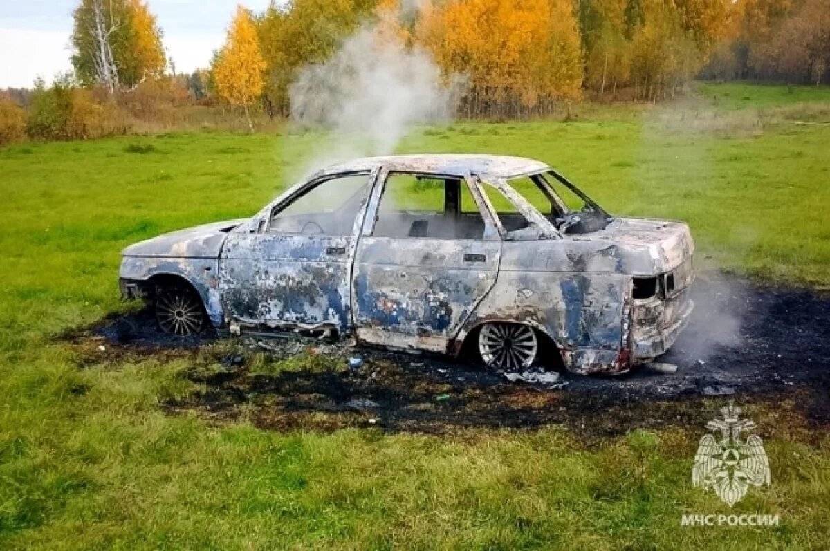    Огонь уничтожил машину и обрушил мансарду в Томской области