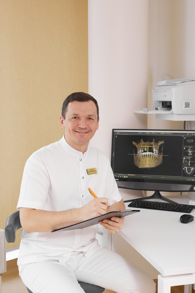 Хирург-имплантолог Мезенцев Никита Владимирович, стоматология Гелиосдент