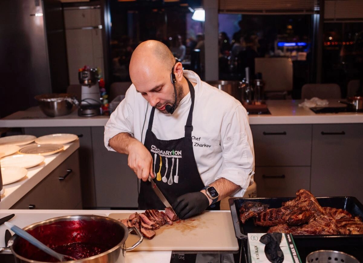 Шеф показывает тонкости видов прожарки стейка из говядины
