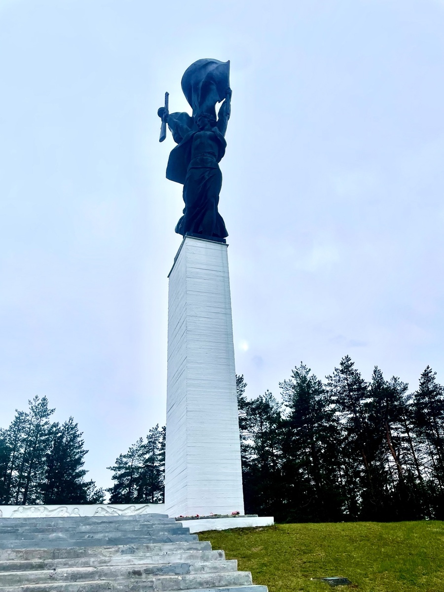 20-метровая скульптура девушки-партизанки