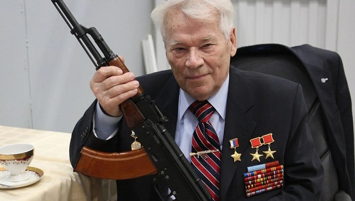 Михаило Тимофеевич Калашников, леганда советского и российского оружейного дела. 