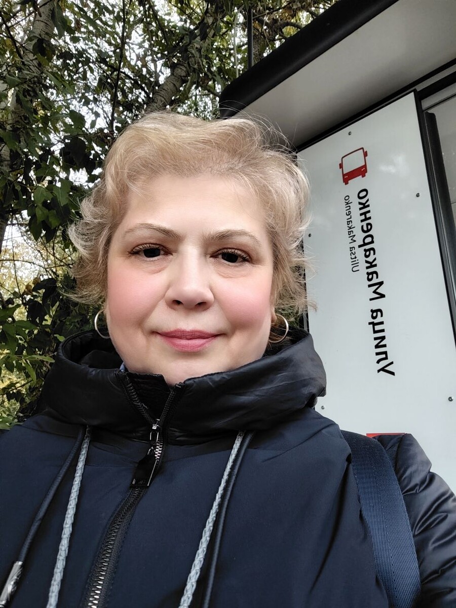 Это я в пятницу после работы ездила за денежкой и уже жду автобус домой.  Люблю свой телефон. Умеет делать румяные фото. Фото автора 