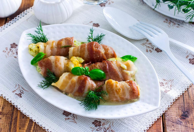 Закуска очень просто и вкусно, очень быстро, для праздников! Бекон с сыром в духовке вы приготовите за 20 минут. Эта идеальная закуска на скорую руку делается из трех видов сыра, каждый из которых можно заменять, получая более дорогой или, наоборот, бюджетный вариант. Подойдет и для завтраков!