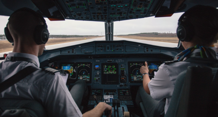 Опытный пилот учит молодого бережно держать штурвал, чтобы не возникало потёртостей / Фото: pxhere.com