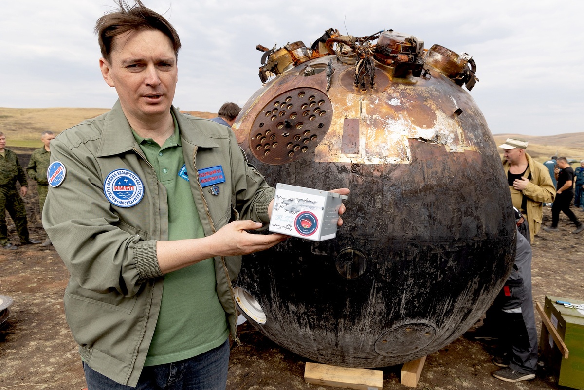    Первые минуты после посадки "Биона". В руках у начальника лаборатории ИМБП РАН Владислава Седлецкого блок с семенами "космических" помидоров./t.me/imbp_ru