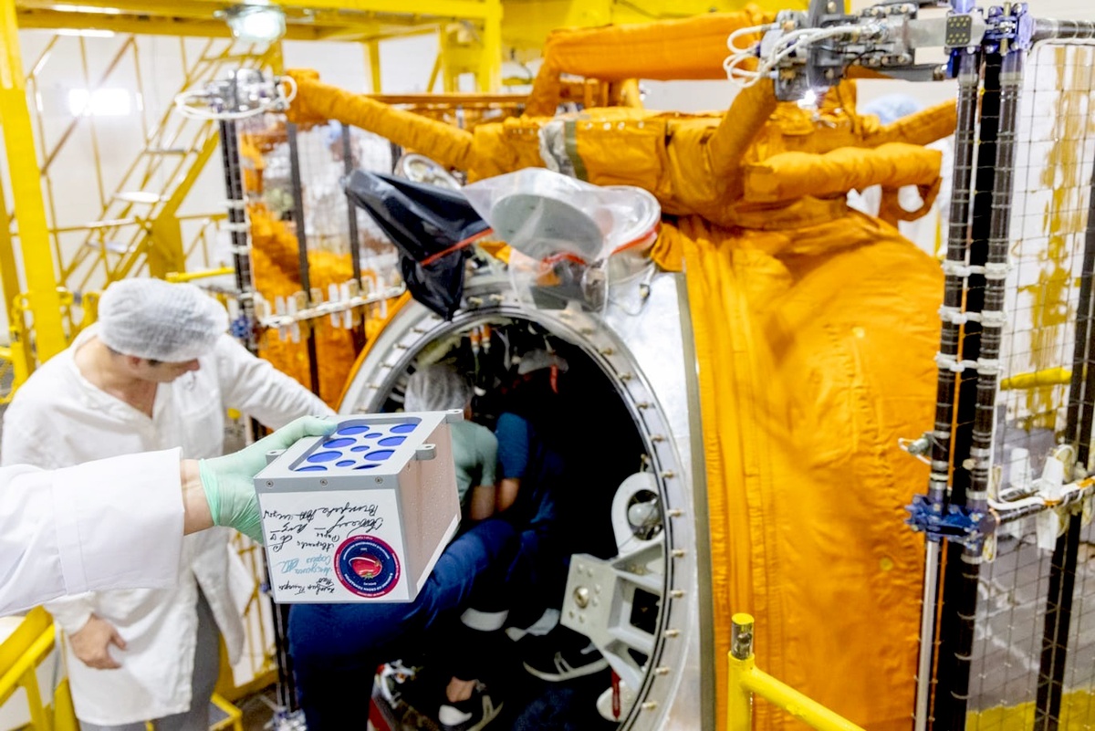    Вот так месяц назад на космодроме Байконур семена томатов загружали в космический аппарат/t.me/imbp_ru