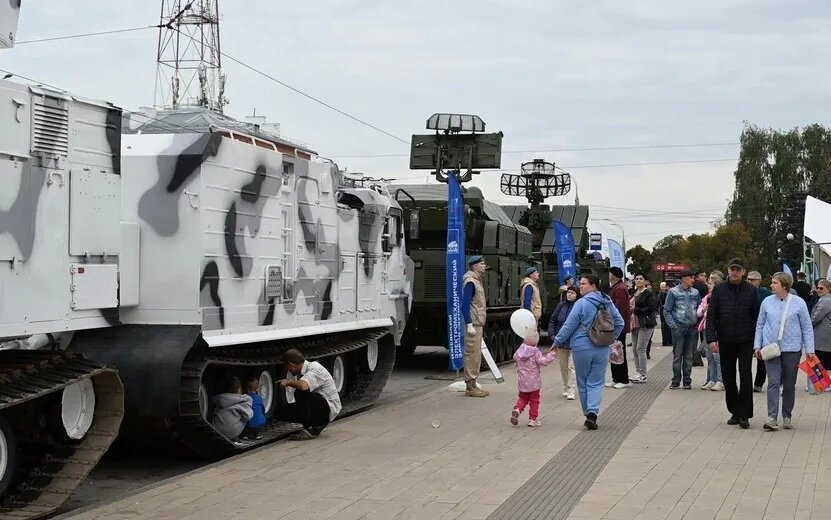    Фотофакт: выставка военной техники прошла в День оружейника в Ижевске