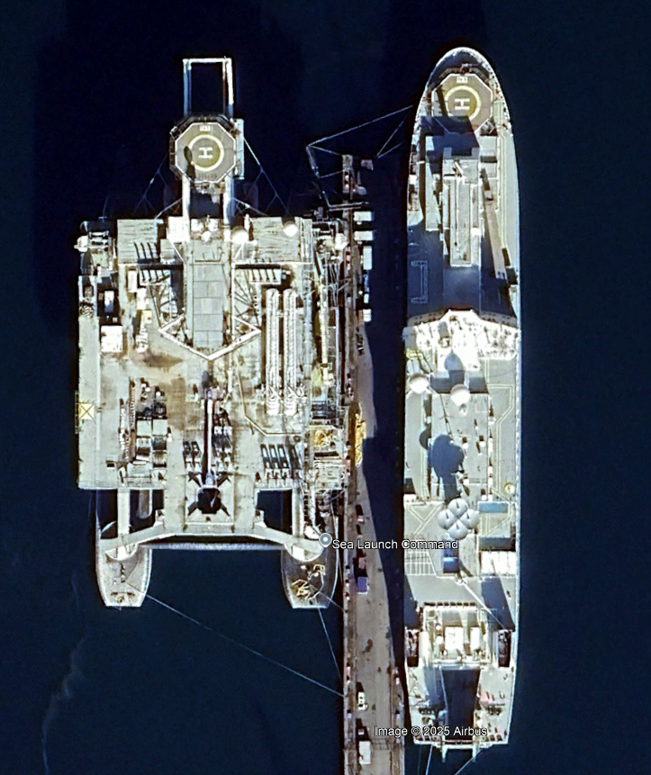 Фото 1. Стартовый комплекс Sea Launch. Слева стартовая платформа Sea Launch справа СКС. 