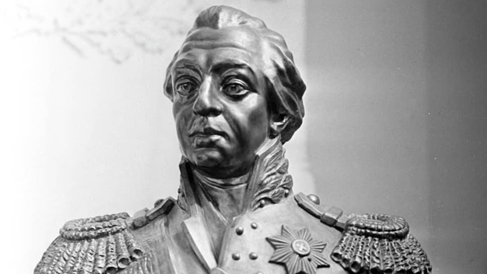 Этот бюст Кутузова был отлит в 1912 году, к столетию войны с Наполеоном. Во время самой войны соотечественники критиковали едва ли не каждый шаг командующего — что не мешало его популярности среди солдат.📷Фото: Макс Альперт / РИА Новости