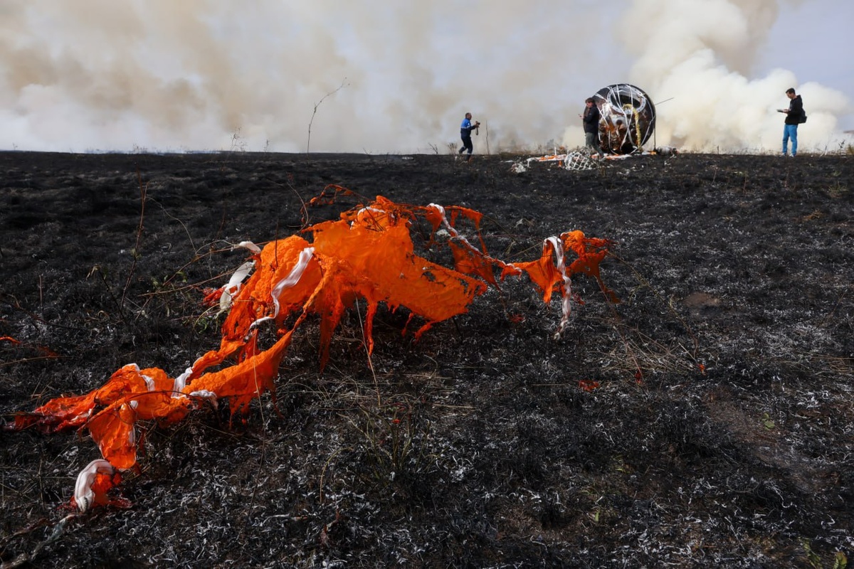 Спускаемый аппарат “Биона-М №2” в Пономарёвском районе Оренбургской области. Фото — ГК “Роскосмос”/Иван Тимошенко.