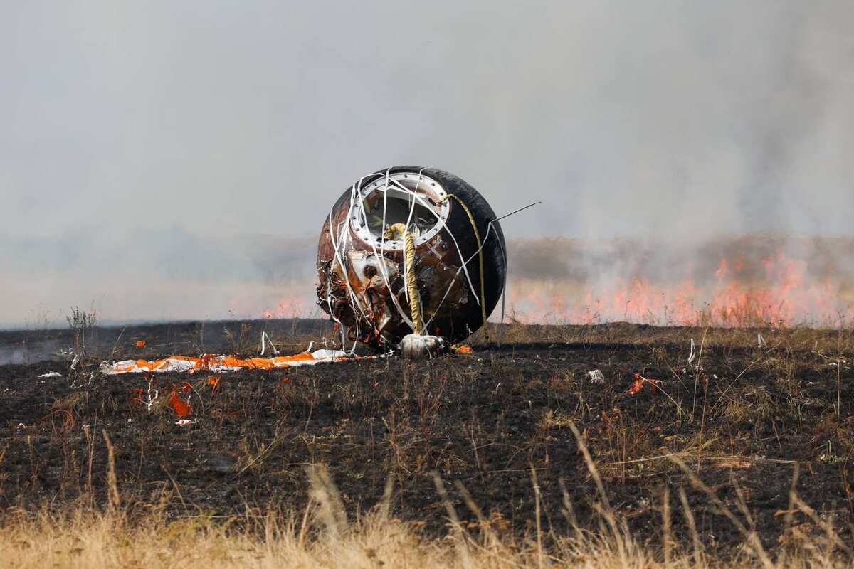 Пожар на месте посадки “Биона-М №2”. Фото — ГК “Роскосмос”/Иван Тимошенко.