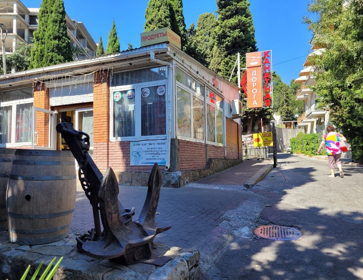 Рядом два рыбных кафе. В одно из них заходила