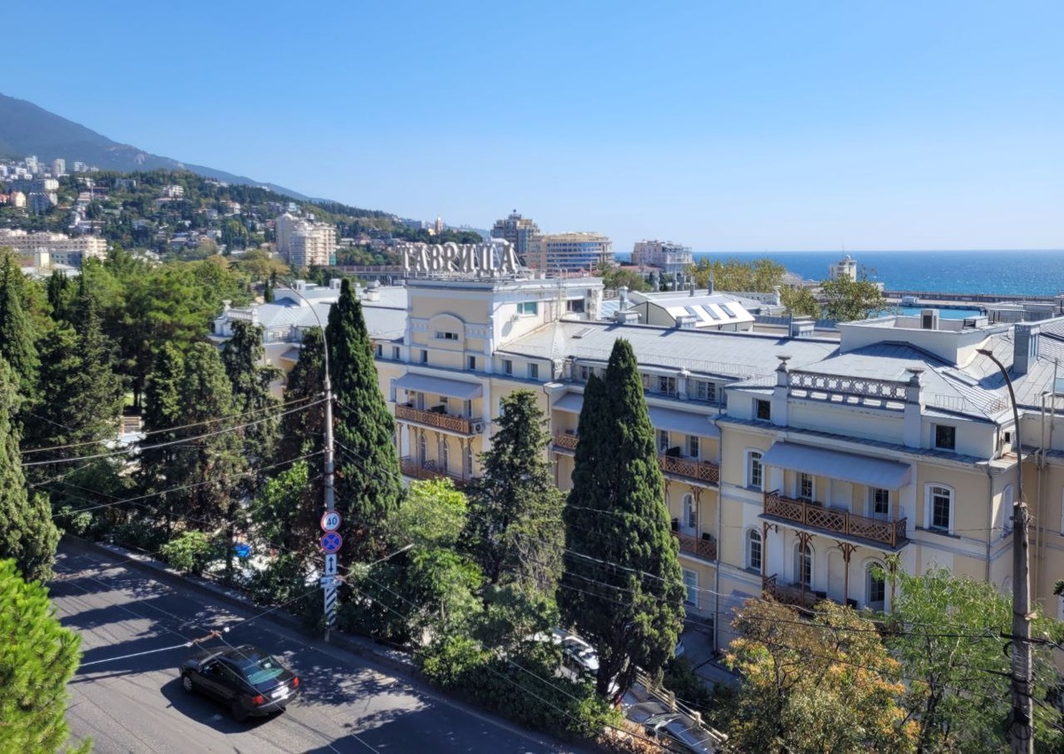 Одна из первых гостиниц Ялты. Построена в 1863 году и многократно перестраивалась