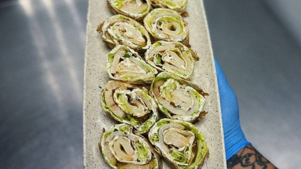 Рецепт очень вкусного рулета с рыбкой за 5 минут. Отличная закуска к праздничному столу.