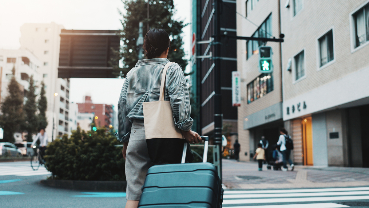     Фото: PeopleImages/Shutterstock/FOTODOM Чемоданы доставят прямо к порогу в нужную дату, а после поездки заберут