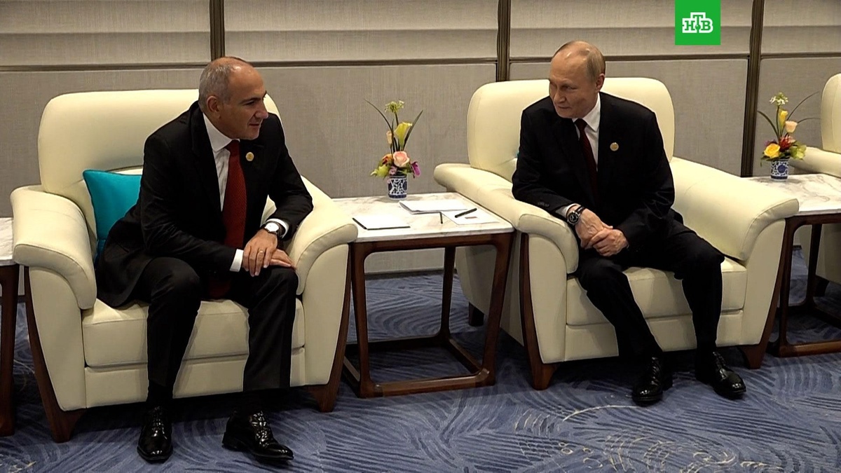    Путин провел встречу с Пашиняном в Китае