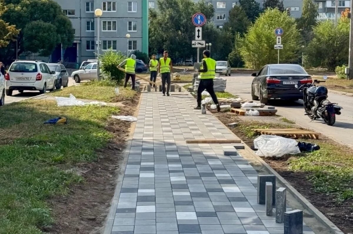    На бульваре Татищева в Тольятти начали укладывать плитку
