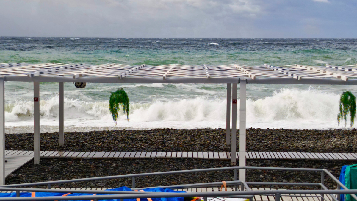 Шторм, пляж закрыт полностью 