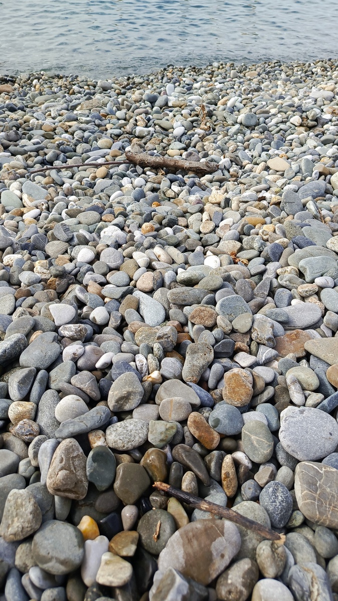 Море и берег в последнее мое купание в этом отпуске: пасмурно, но ещё штиль