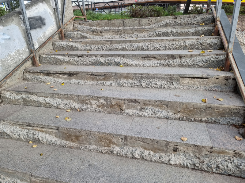    Земля обвалилась на спуске к стадиону «Юность» в ПетрозаводскеИрина Яковлева