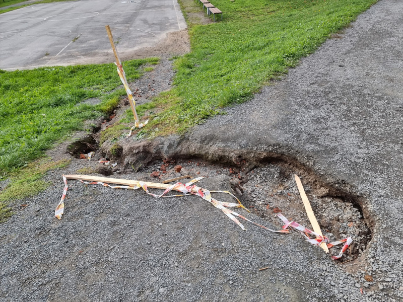    Земля обвалилась на спуске к стадиону «Юность» в ПетрозаводскеИрина Яковлева
