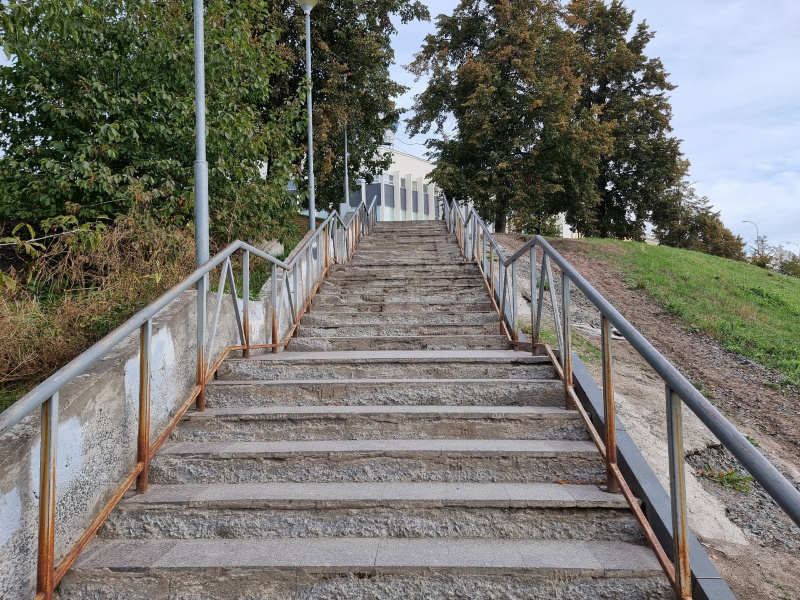    Земля обвалилась на спуске к стадиону «Юность» в ПетрозаводскеИрина Яковлева