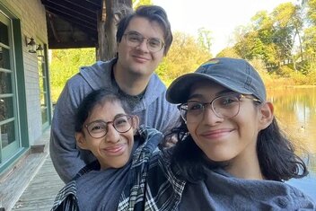    Девушки не борются за внимание одного парня